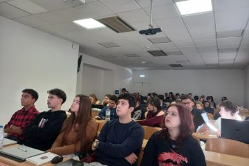 Alunos de Ciências da Comunicação assistem a webinar sobre literacia em saúde, pensamento crítico e fact-checking